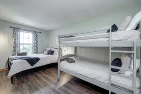 Spacious 4 bedroom*King bed* - Image 4