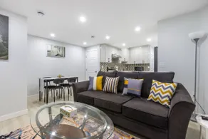 Lovely 2Bd 1Bth suite Free pking separated HVAC - Image 2
