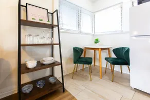 Cozy Cottage w Free Parking & Laundry in Glendale - Image 3