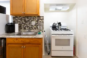 Cozy Cottage w Free Parking & Laundry in Glendale - Image 5