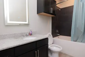 Classy, Sleek, King bed, Wi-fi - Image 5