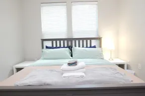 Classy, Sleek, King bed, Wi-fi - Image 4