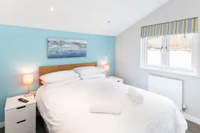 Seaside 3BD Retreat with Balcony & Stunning Views - Image 2