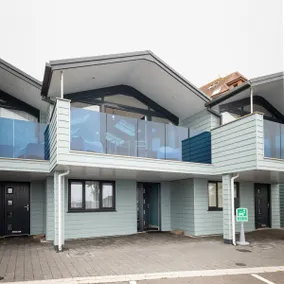 Seaside 3BD Retreat with Balcony & Stunning Views - Image 5