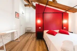 Red accommodation with 2 beds - Image 3