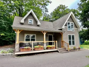 Cozy Lakeside Retreat - Image 2