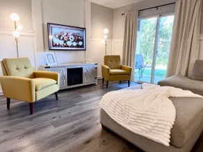 Chic Chateau-Less than 2 miles to the strip! - Image 5