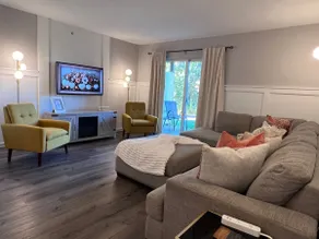 Chic Chateau-Less than 2 miles to the strip! - Image 2
