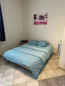 Large 2-room on Courtyard - Image 4