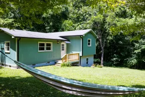 Lakeside Retreat - Includes 3 Cottages! - Image 3
