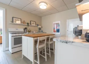 Great Spot in the Heart of Town Close to Beach - Image 2