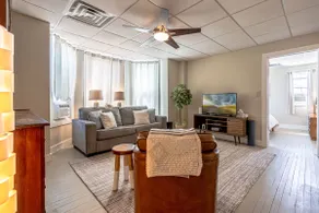 Great Spot in the Heart of Town Close to Beach - Image 4
