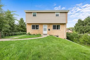 Family 4BR Home w Parking • 10 min to Stadiums - Image 4