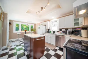 Charming 3BR Upper-Level Home Near UBC | Parking - Image 2