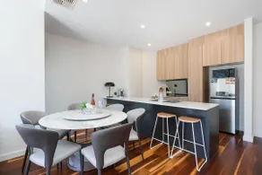 New Modern Townhouse w 2 Parkings near CITY - Image 3