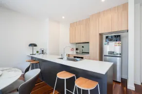 New Modern Townhouse w 2 Parkings near CITY - Image 4