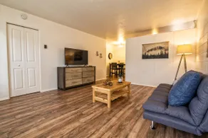 Comfortable 2 bed apt near Downtown lknd #302 - Image 3