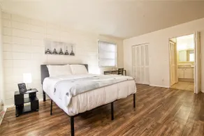 Comfortable 2 bed apt near Downtown lknd #302 - Image 4
