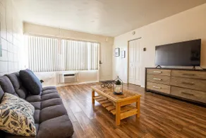 Comfortable 2 bed apt near Downtown lknd #302 - Image 2