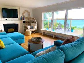 Tranquil Retreat at Water's Edge - Image 3