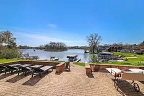 Blue Moon Lake House - Image 2