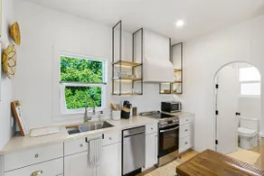 Cozy Stay at The Inn | King Bed + Free Parking - Image 3
