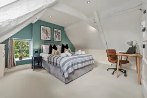 2BR Cosy & Beautiful Loft in Cotswolds w/ Parking - Image 2