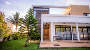 Villa Fitz: Sunlit Beach Getaway w/ Pool + WIFI - Image 5