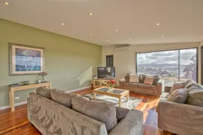 Georges Bay Luxury - Image 4