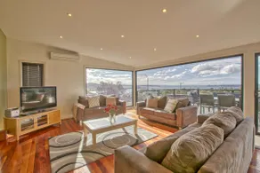Georges Bay Luxury - Image 2