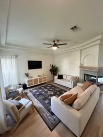 Luxury home & yard near Domain - Image 2