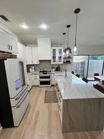 Luxury home & yard near Domain - Image 3