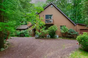 Charming Lake Harmony Chalet Pickleball, Tree deck - Image 2