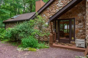 Charming Lake Harmony Chalet Pickleball, Tree deck - Image 5