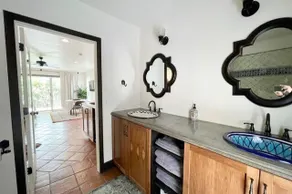 Walk to 100s of venues from this DT guesthouse! - Image 4