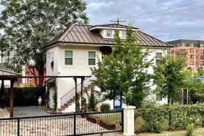 Walk to 100s of venues from this DT guesthouse! - Image 5
