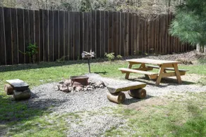 Friendly Bear Log Cabin - Image 4