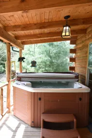 Friendly Bear Log Cabin - Image 3