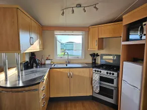 Cosy caravan by the beach - Image 4