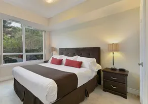 1 BD+Den/1BTH Luxurious Condo - Image 3
