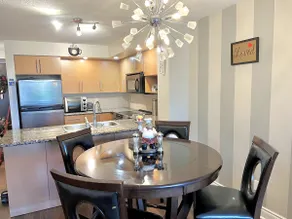 1 BD+Den/1BTH Luxurious Condo - Image 2