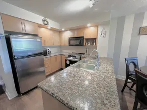 1 BD+Den/1BTH Luxurious Condo - Image 5
