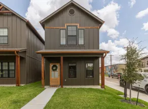 Bright & Cozy 2BR Mins to Downtown & Texas A&M Fun - Image 3