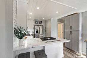 Sunny Modern Retreat - Image 5