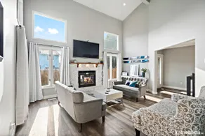 Sunny Modern Retreat - Image 3