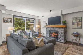 Cozy 3 Bedroom Mountain Escape with Hot Tub - Image 4