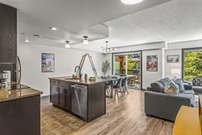 Cozy 3 Bedroom Mountain Escape with Hot Tub - Image 3