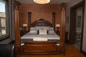 Luxurious Historic Downtown Loft Apartment - Image 2