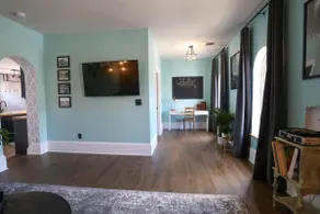 Charming apt w/private deck - Image 4