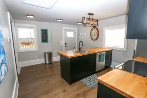Charming apt w/private deck - Image 3